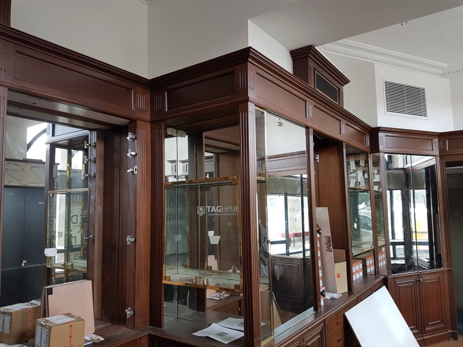 Boutique horlogère — agencement bois sur mesure
